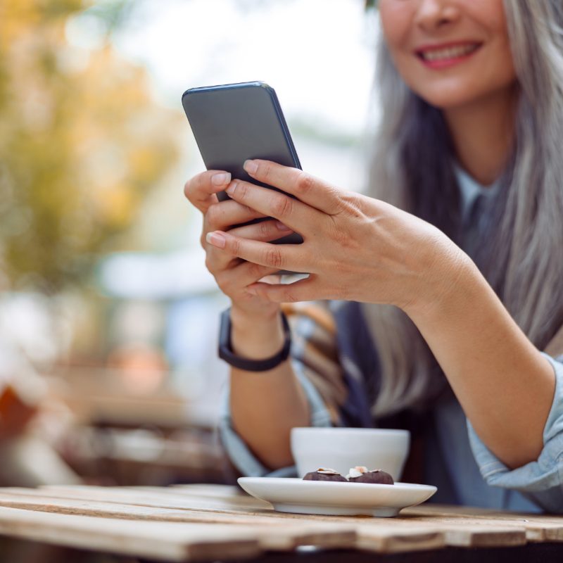 Guest writing a message on her phone